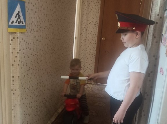 Коркинские школьники дома творчески изучают правила дорожного движения